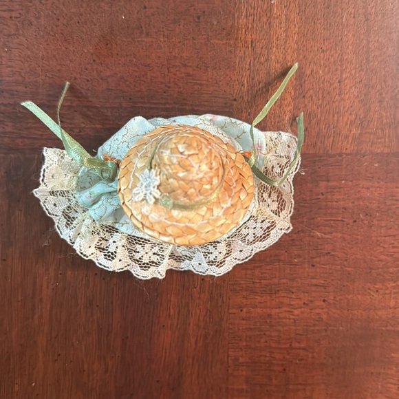 Vintage Doll Anne of Green Gables Figurine 3.5" tall Lace Dress - Picture 3 of 7